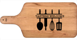Cutting Board with Full Handle in Solid Wood - Taster's Welcome